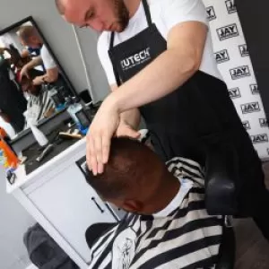 Een fade bij Jay's Barber Shop